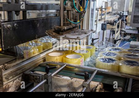 Usine de ruban d'emballage. Production de ruban adhésif. Machine à cercler pour Industrail Packaging Line, machine moderne pour la ligne d'emballage en usine, Industri Banque D'Images