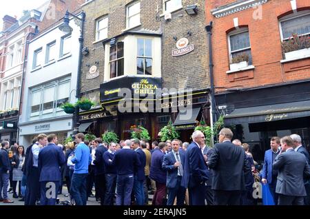 Les gens qui boivent à l'extérieur du pub de Guinée à Mayfair, Londres Banque D'Images