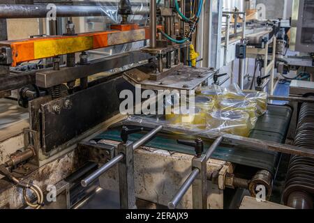 Usine de ruban d'emballage. Production de ruban adhésif. Machine à cercler pour Industrail Packaging Line, machine moderne pour la ligne d'emballage en usine, Industri Banque D'Images