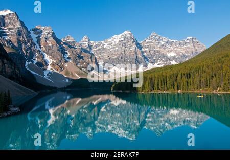 „Lac Moraine“ reflète les sommets de „Wenkchemna“, vallée des dix sommets, site emblématique mondialement connu du parc national Banff dans les Rocheuses canadiennes Banque D'Images