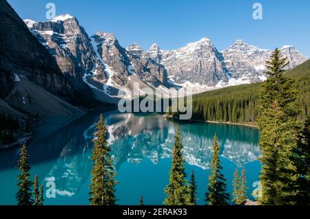 „Lac Moraine“ reflète les sommets de „Wenkchemna“, vallée des dix sommets, site emblématique mondialement connu du parc national Banff dans les Rocheuses canadiennes Banque D'Images