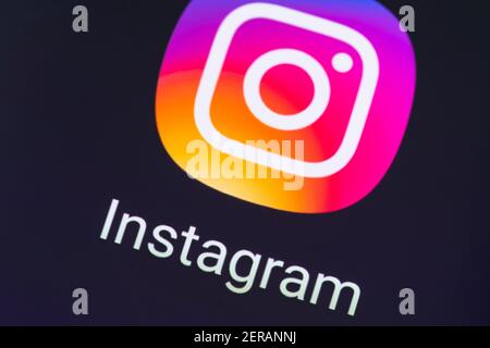 Gros plan macro du logo de l'application Instagram sur l'écran d'un téléphone portable. Instagram est un service de réseau social de partage de photos et de vidéos appartenant à Facebook Banque D'Images