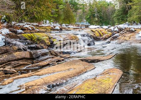 Muskoka Falls et zone de conservation Bracebrige Algonquin Highlands Bracebridge Ontario Le Canada en hiver Banque D'Images