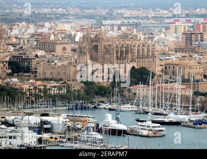 Vue du château de Bellver au port et à l' Célèbre cathédrale la Seu à Palma de Majorque sur les Baléares Île de Majorque, le jour de l'hiver Banque D'Images