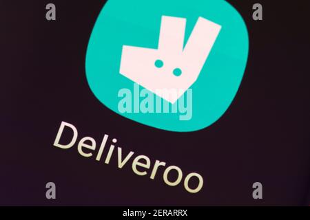 Gros plan macro du logo de l'application Deliveroo sur l'écran d'un smartphone. Deliveroo est une multinationale de livraison de nourriture en ligne Banque D'Images