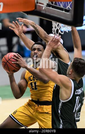 Honolulu, Hawaï, États-Unis. 27 février 2021. Le garde d'État de long Beach, ISAIAH WASHINGTON, est arrivé dans le panier alors que les 49ers de long Beach ont joué aux Warriors arc-en-ciel d'Hawaï lors d'un match de la NCAA Big West au Simplifi Arena. Crédit : Steve Erler/ZUMA Wire/Alay Live News Banque D'Images