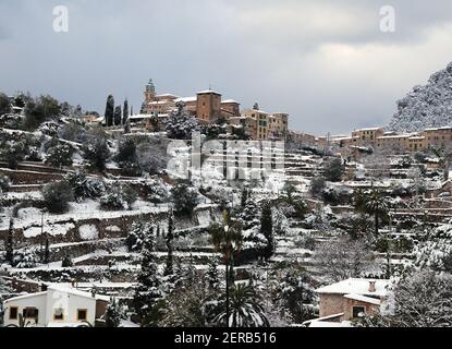 Jardins enneigés et terrasses à Valldemossa avec sa Chartreuse à Le sommet de l'île des Baléares Majorque sur UN hiver ensoleillé Jour avec quelques nuages Banque D'Images