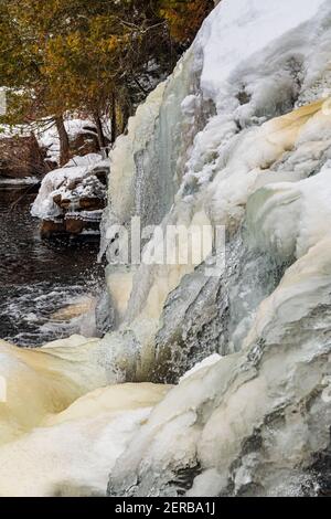 Muskoka Falls et zone de conservation Bracebrige Algonquin Highlands Bracebridge Ontario Le Canada en hiver Banque D'Images