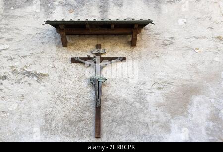 Ancienne croix de jésus en bois sur un mur de monastère, au-dessus de la croix est montée un signe avec l'inscription: INRI: Iesus Nazarenus Rex Iudaeorum, Banque D'Images