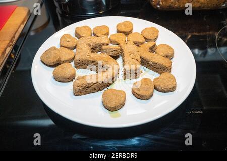 Les friandises faites maison pour chiens sont faites avec seulement trois ingrédients : yaourt, banane et beurre d'arachide. Banque D'Images