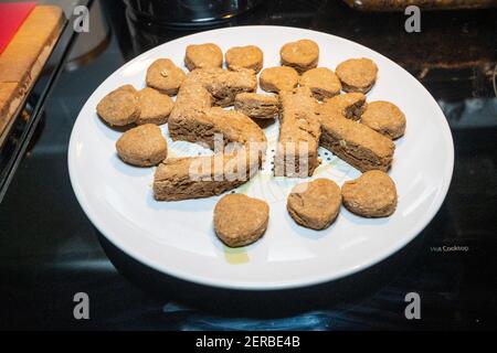 Les friandises faites maison pour chiens sont faites avec seulement trois ingrédients : yaourt, banane et beurre d'arachide. Banque D'Images