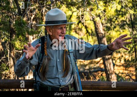 Guide touristique (David NightEagle) Partage l'histoire au parc national de Mesa Verde Banque D'Images