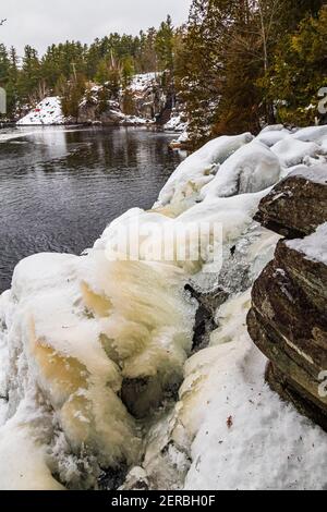 Muskoka Falls et zone de conservation Bracebrige Algonquin Highlands Bracebridge Ontario Le Canada en hiver Banque D'Images