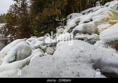 Muskoka Falls et zone de conservation Bracebrige Algonquin Highlands Bracebridge Ontario Le Canada en hiver Banque D'Images