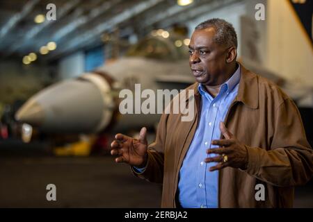 Le secrétaire américain à la Défense, Lloyd J. Austin III, au centre, s'entretient avec les membres du service lors d'une visite au porte-avions de la classe Nimitz USS Nimitz à homeport, à la base navale de San Diego le 25 février 2021 à San Diego, en Californie. Banque D'Images