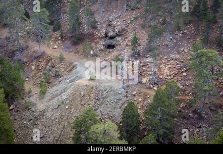 Vue aérienne de la mine de chromite HADJIPAVLOU abandonnée dans les montagnes de Troodos, Chypre Banque D'Images