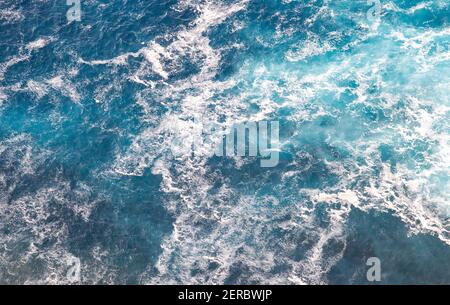 La mousse blanche couvre la surface de la mer des Caraïbes près des rives rocheuses de l'île de Redonda, Antigua-et-Barbuda, Caraïbes. Banque D'Images