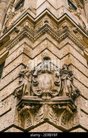 Art gothique sous forme de relief élevé avec des figures de femmes et d'un lion sur le mur de un bâtiment ancien Banque D'Images