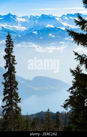 Vue panoramique unique sur les montagnes vue aérienne sur le lac de Lucerne et les pics glacés des Alpes suisses dans un ciel bleu. Mont Rigi, Lucerne, Suisse. Banque D'Images