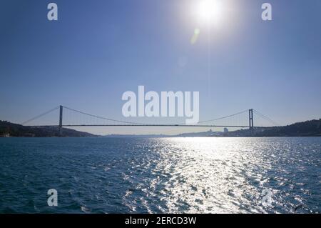 Vue magnifique sur les eaux turquoise du détroit du Bosphore 15 juillet Pont des Martyrs - Pont du Bosphore en été faisceau de soleil de Banque D'Images