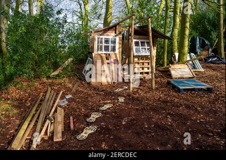 Aylesbury Vale, Buckinghamshire, Royaume-Uni. 22 février 2021. Le camp de protestation HS2. HS2 Ltd a eu des creuseurs devant Jones Hill Wood aujourd'hui alors qu'ils finalisent une route à travers Durham Farm dans les bois prêts à apporter des machines pour tomber les magnifiques hêtres dans ce magnifique bois ancien. Les rares chauves-souris de Barbastelle figurant sur la liste rouge des espèces menacées de l'UICN figurent sur la liste rouge des espèces menacées de Jones Hill Wood. La très controversée liaison ferroviaire High Speed 2 de Londres à Birmingham met en péril 108 anciennes terres boisées, 693 sites fauniques et 33 SSIS. Crédit : Maureen McLean/Alay Banque D'Images