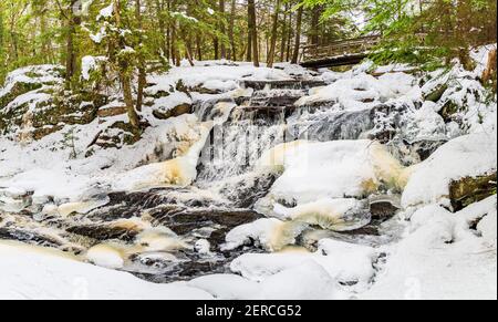 Muskoka Falls et zone de conservation Bracebrige Algonquin Highlands Bracebridge Ontario Le Canada en hiver Banque D'Images