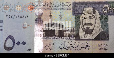 Billet de banque de 500 Riyals saoudiens, avec image de Kaaba et du roi Abdulaziz, royaume d'Arabie Saoudite 500 Riyals argent liquide, monnaie saoudienne. Banque D'Images