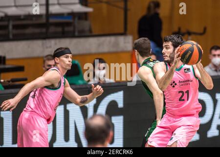 Álex Abrines et Kyle Kuric de Barcelone sont vus en action pendant la ligue espagnole de basket-ball (Liga Endesa) Round 24, match entre Club Joventut Badalona et FC Barcelona Bàsquet au Palau Municipal d'Esports de Badalona.(score final; Club Joventut 62:80 Barcelona Bàsquet) Banque D'Images