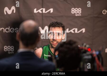 Ferrán Bassas de Joventut accorde une interview après la ligue espagnole de basket-ball (Liga Endesa) Round 24, match entre le Club Joventut Badalona et le FC Barcelona Bàsquet au Palau Municipal d'sports de Badalona.(score final; Club Joventut 62:80 Barcelona Bàsquet) Banque D'Images