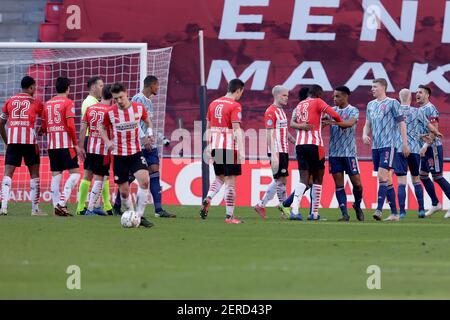 EINDHOVEN, PAYS-BAS - FÉVRIER 28 : Denzel Dumfries du PSV Eindhoven, Dusan Tadic d'Ajax lors du match hollandais entre le PSV et Ajax à Banque D'Images