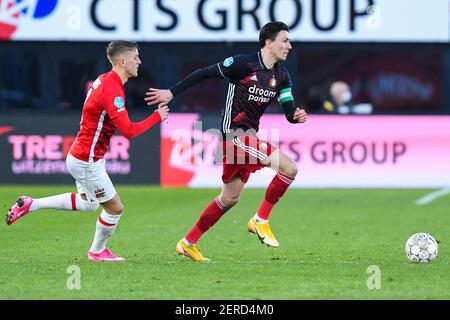 ALKMAAR, PAYS-BAS - FÉVRIER 28 : Jesper Karlsson d'AZ et Steven Berghuis de Feyenoord pendant le match entre AZ et Feyenoord en néerlandais Eredivisie Banque D'Images