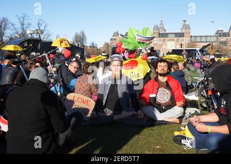 Les partisans de l'anti-verrouillage méditent lors d'une manifestation illégale contre les mesures du coronavirus au Museumplein le 28 février 2021 à Amsterdam, N Banque D'Images