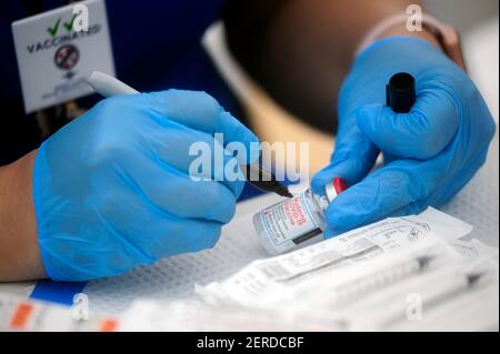 Morgan Hill, Californie, États-Unis. 28 février 2021. Morgan Hill, Californie, États-Unis - les doses du vaccin Moderna COVID-19 ont été soigneusement mesurées dans des seringues pour administration dimanche. Les responsables de la santé du comté de Santa Clara espéraient vacciner 1000 travailleurs agricoles sur une période de deux jours. Crédit : Neal Waters/ZUMA Wire/Alay Live News Banque D'Images