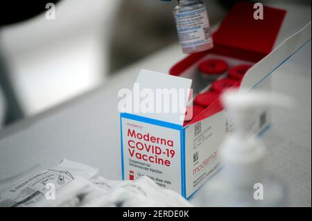 Morgan Hill, Californie, États-Unis. 28 février 2021. Morgan Hill, Californie, États-Unis - les doses du vaccin Moderna COVID-19 ont été soigneusement mesurées dans des seringues pour administration dimanche. Les responsables de la santé du comté de Santa Clara espéraient vacciner 1000 travailleurs agricoles sur une période de deux jours. Crédit : Neal Waters/ZUMA Wire/Alay Live News Banque D'Images