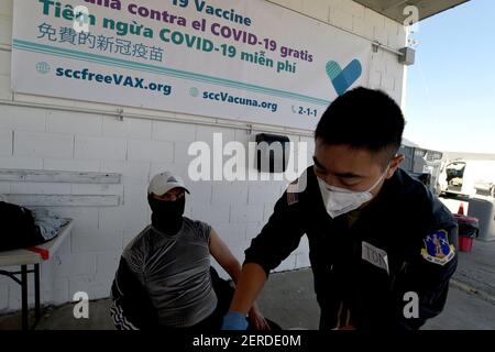 Morgan Hill, Californie, États-Unis. 28 février 2021. Morgan Hill, Californie, États-Unis - le comté de Santa Clara et United Farm Workers se sont associés dimanche pour vacciner les ouvriers agricoles contre les champignons Monterey à Morgan Hill au sud de San Jose. La Garde nationale de Californie a envoyé des troupes pour aider à administrer le vaccin de Moderna. Crédit : Neal Waters/ZUMA Wire/Alay Live News Banque D'Images