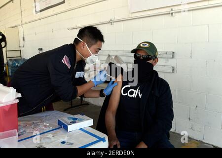 Morgan Hill, Californie, États-Unis. 28 février 2021. Morgan Hill, Californie, États-Unis - le comté de Santa Clara et United Farm Workers se sont associés dimanche pour vacciner les ouvriers agricoles contre les champignons Monterey à Morgan Hill au sud de San Jose. La Garde nationale de Californie a envoyé des troupes pour aider à administrer le vaccin de Moderna. Crédit : Neal Waters/ZUMA Wire/Alay Live News Banque D'Images