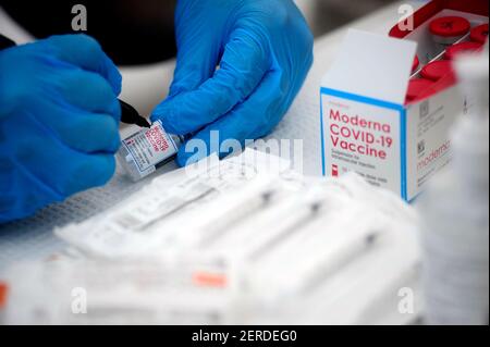 Morgan Hill, Californie, États-Unis. 28 février 2021. Morgan Hill, Californie, États-Unis - les doses du vaccin Moderna COVID-19 ont été soigneusement mesurées dans des seringues pour administration dimanche. Les responsables de la santé du comté de Santa Clara espéraient vacciner 1000 travailleurs agricoles sur une période de deux jours. Crédit : Neal Waters/ZUMA Wire/Alay Live News Banque D'Images