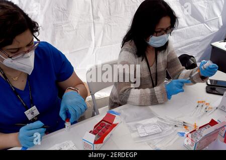 Morgan Hill, Californie, États-Unis. 28 février 2021. Morgan Hill, Californie, États-Unis - les doses du vaccin Moderna COVID-19 ont été soigneusement mesurées dans des seringues pour administration dimanche. Les responsables de la santé du comté de Santa Clara espéraient vacciner 1000 travailleurs agricoles sur une période de deux jours. Crédit : Neal Waters/ZUMA Wire/Alay Live News Banque D'Images