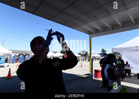 Morgan Hill, Californie, États-Unis. 28 février 2021. Morgan Hill, Californie, États-Unis - Airman First Class Tony Wang vérifie le dosage d'une dose avant de la donner à son patient. Crédit : Neal Waters/ZUMA Wire/Alay Live News Banque D'Images