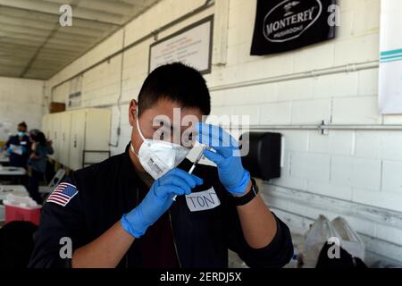 Morgan Hill, Californie, États-Unis. 28 février 2021. Morgan Hill, Californie, États-Unis - Airman First Class Tony Wang vérifie le dosage d'une dose avant de la donner à son patient. Crédit : Neal Waters/ZUMA Wire/Alay Live News Banque D'Images