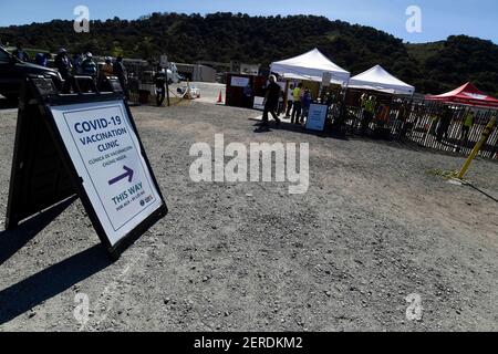 Morgan Hill, Californie, États-Unis. 28 février 2021. Morgan Hill, Californie, États-Unis - le comté de Santa Clara et United Farm Workers se sont associés dimanche pour vacciner les ouvriers agricoles contre les champignons Monterey à Morgan Hill au sud de San Jose. La Garde nationale de Californie a envoyé des troupes pour aider à administrer le vaccin de Moderna. Crédit : Neal Waters/ZUMA Wire/Alay Live News Banque D'Images