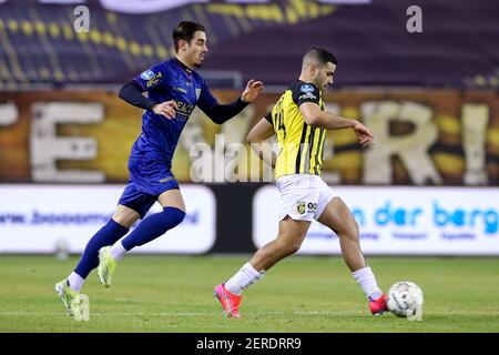 ARNHEM, PAYS-BAS - FÉVRIER 27: Meritan Shabani de VVV Venlo, Oussama Tannane de vitesse pendant le match hollandais entre vitesse et VVV Banque D'Images