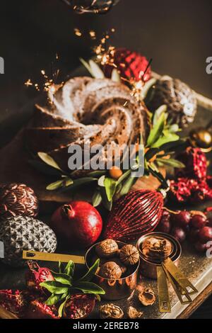 Gâteau de Noël ou de Thanksgiving festif avec des biscuits, des noix et des boules sur le comptoir de cuisine. Concept d'ambiance festive pour les vacances d'hiver Banque D'Images