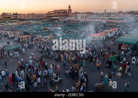 MARRAKECH, MAROC - 10 JUIN 2019 : prise de vue nocturne à grand angle des étals du marché de jemaa el-fnaa à marrakech, morroco Banque D'Images