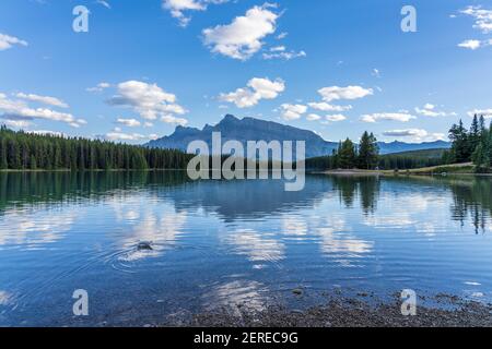 Deux Jack Lake magnifique paysage en été. Mont Rundle avec ciel bleu, nuages blancs réfléchis à la surface de l'eau. Parc national Banff, RO canadien Banque D'Images
