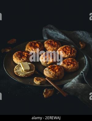 Une assiette de biscuits au fromage. Banque D'Images