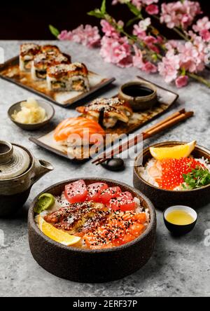 Set de sushi et bol de riz Sashimi avec thon et saumon sur la table grise Banque D'Images