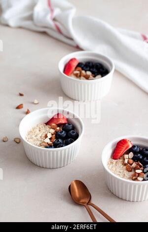 Petit-déjeuner, bouillie avec fruits frais de saison. Banque D'Images