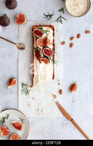 Tarteler avec de la crème d'amande, des figues fraîches et du romarin. Banque D'Images