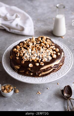 Gâteau à la crêpe au chocolat et aux noisettes. Banque D'Images